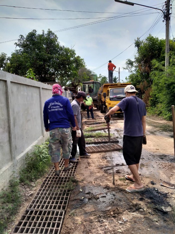 กองสาธารณสุขและสิ่งแวดล้อมออกขุดรอกรางระบายน้ำภายในเขตเทศบาลตำบลบ้านแท่น